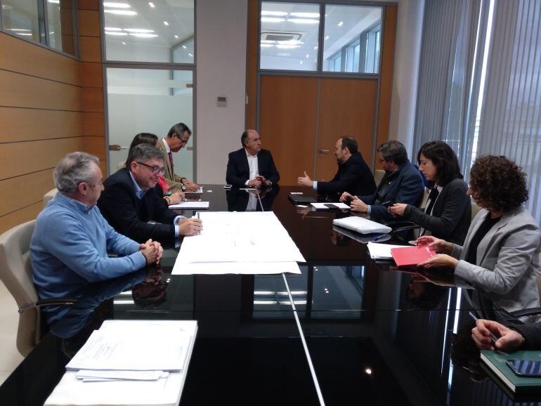 El alcalde de Algeciras, José Ignacio Landaluce, preside la gerencia de urbanismo en la que se informó por parte de la empresa de sus intenciones respecto al cine
