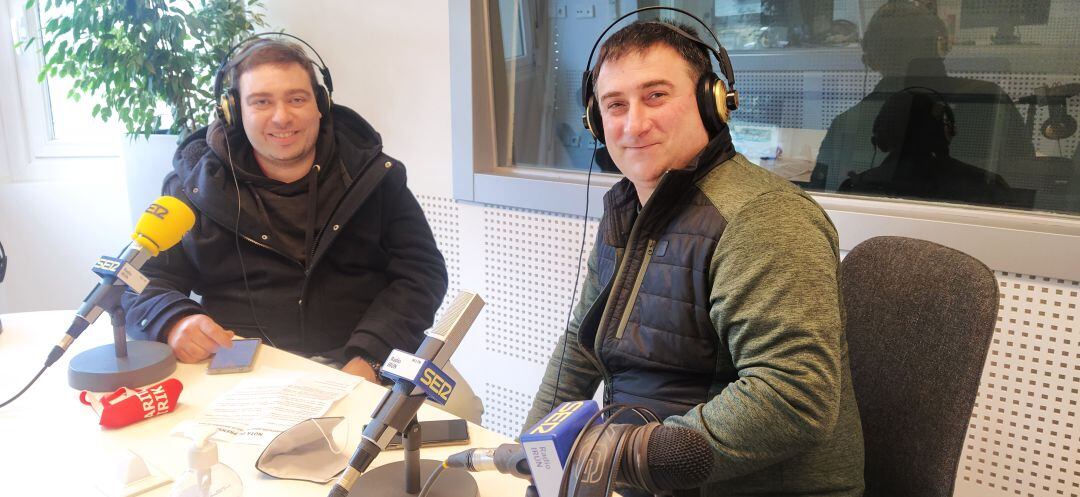David Villalba (Bar Arkupe) y Eneko Michelena (Bar Don Jabugo), en Radio Irun para hablar de la asociación de hosteleros Denok Bat.