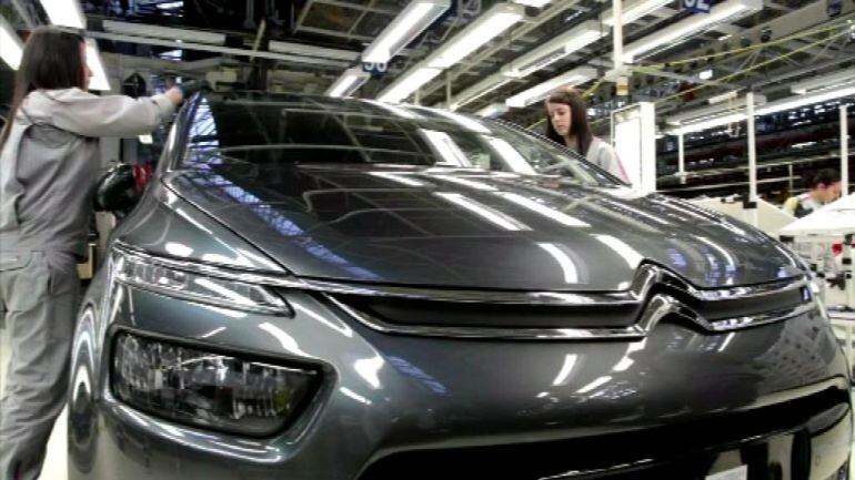 Trabajadoras en la planta de PSA.