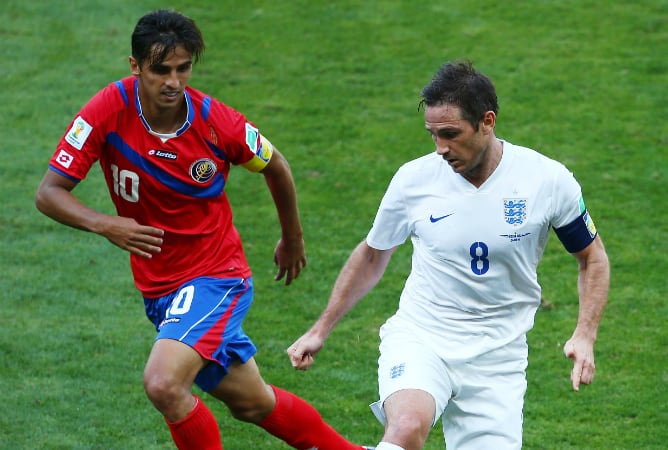 Bryan Ruiz y Frank Lampard disputan una pelota durante el partido