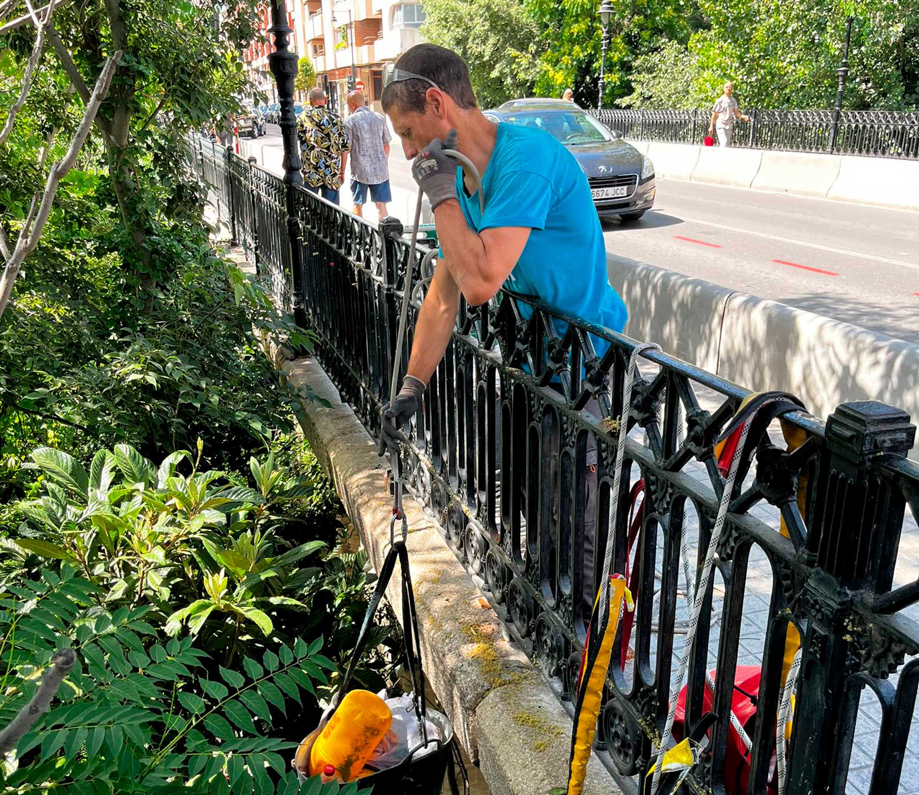 Un instante de las labores de limpieza de basura de la zona de los puentes de Sant Roc y la Petxina
