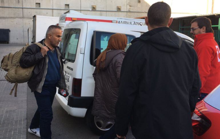 Alguns dels kurds que van arribar amagats en un camió a Lliçà d'Amunt, recollits per la Creu Roja a l'hospital de Granollers