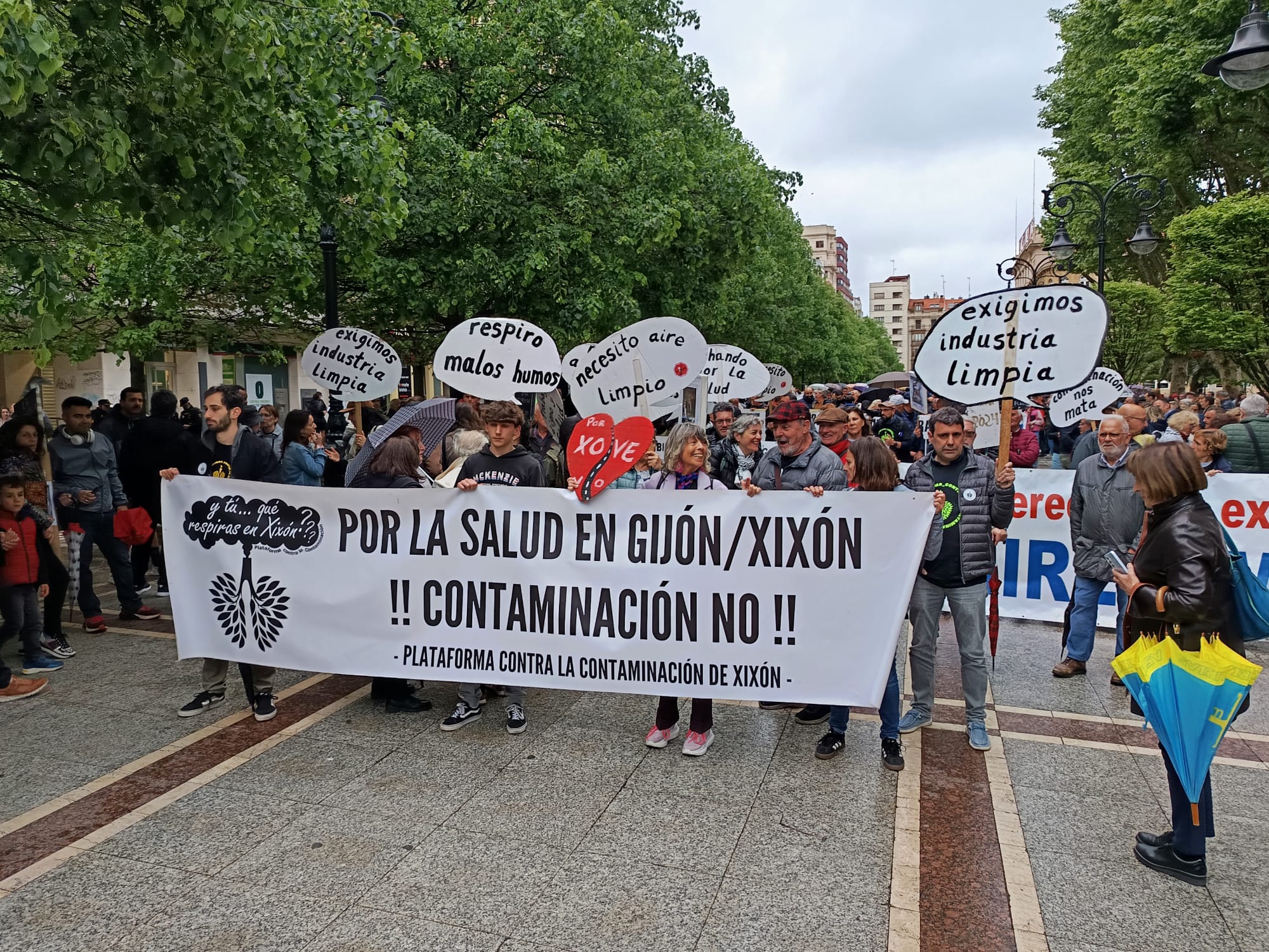 Cientos de gijoneses han salido a la calle este 16 de mayo en protesta contra la contaminación que asola la ciudad.