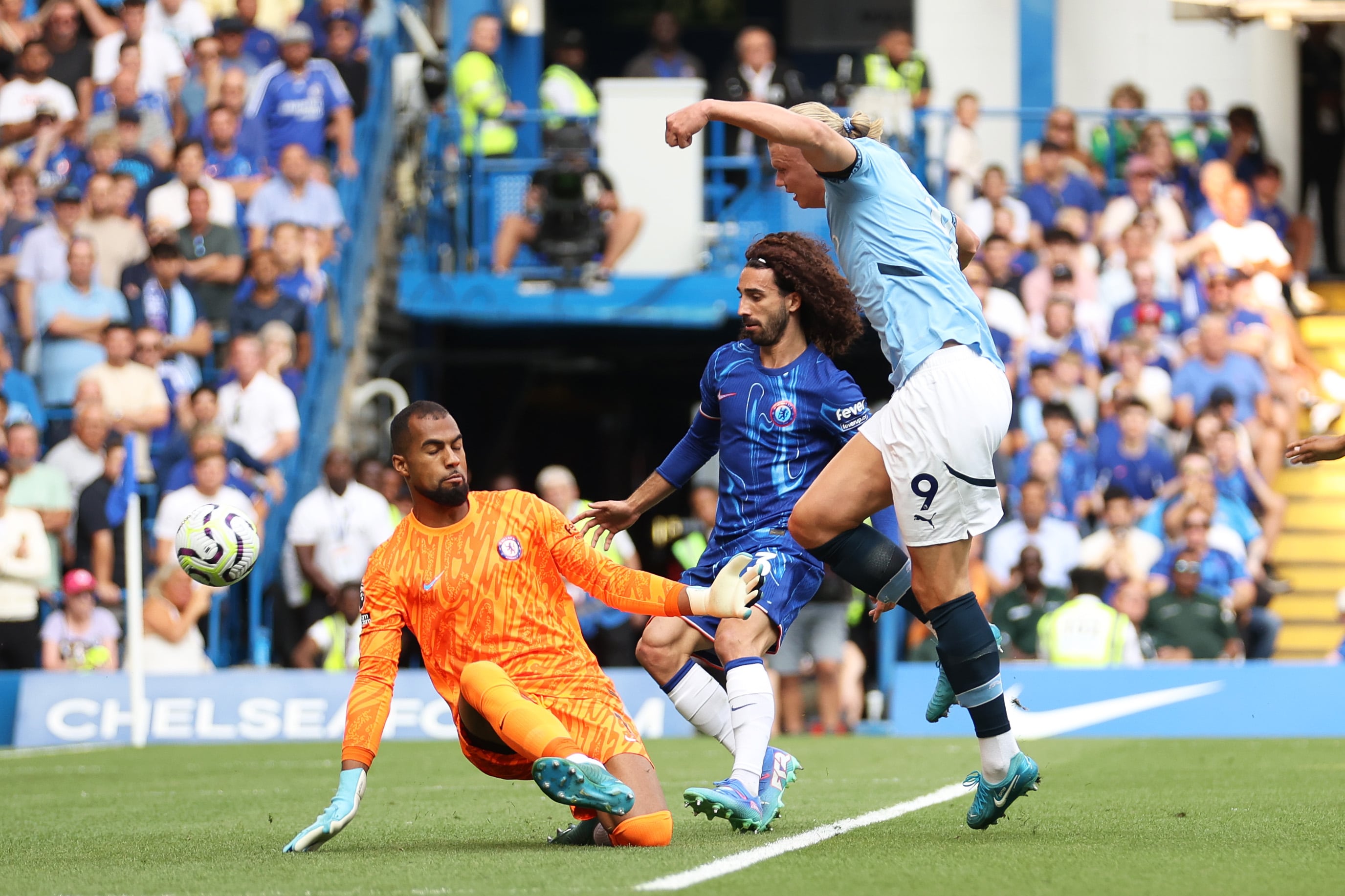 Erling Haaland anota durante el encuentro de Premier League entre el Chelsea FC y el Manchester City FC