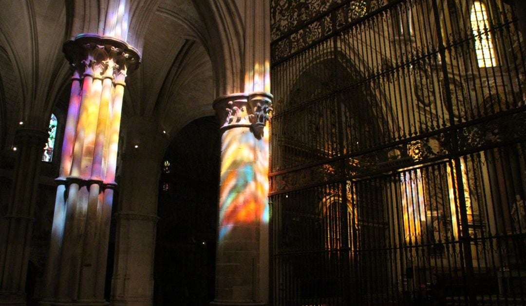 Reflejo de los colores de las vidrieras en la catedral de Cuenca.