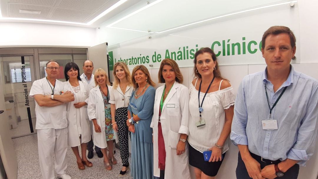 Ana Mestre, delegada del gobierno andaluz en la provincia de Cádiz, visita el laboratorio del Hospital de Jerez