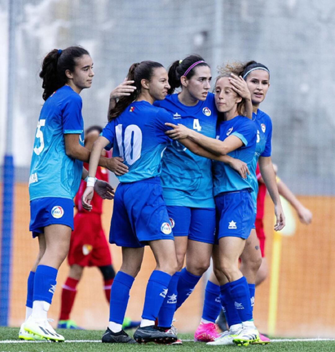 Les jugadores del sènior A de l'Enfaf celebren el gol de Miriam Tizon que empatava el partit contra el Terrassa. Les andorranes van superar les vallenques per 4-1.