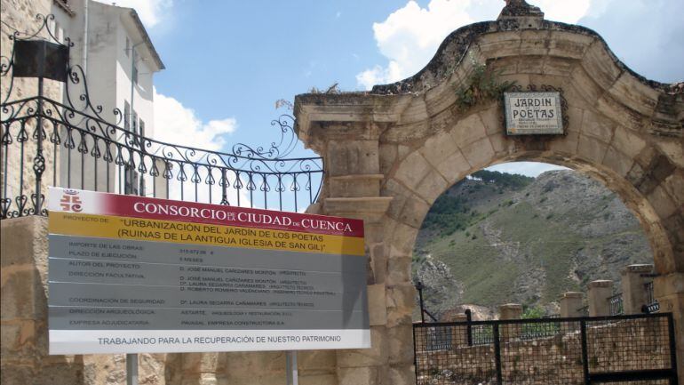 Acceso al Jardín de los Poetas