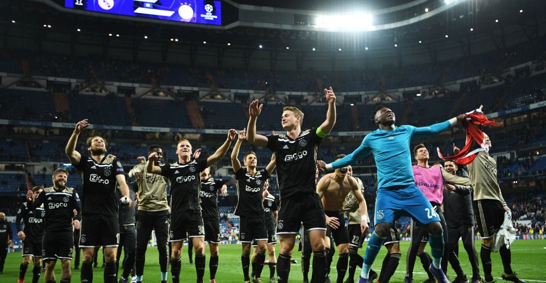 Los jugadores del Ajax celebran la histórica clasificación del equipo holandés