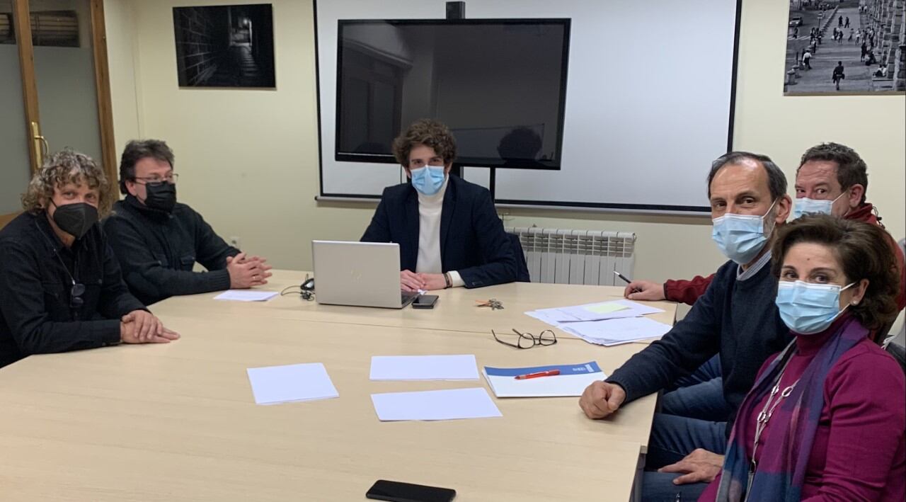 El concejal Alberto Espinar con representantes de las comparsas Semifusa, Vacceos y Semaforitos