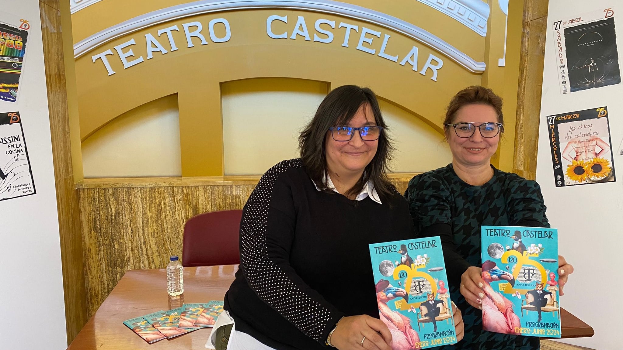 Mave Verdú, diseñadora eldense, junto a Rosa Vidal, concejala de Teatro de Elda