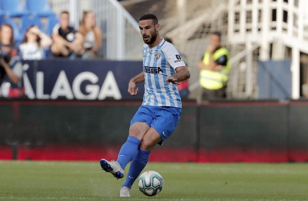 Lombán golpea un balón durante un partido en La Rosaleda