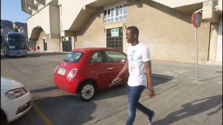 Koné, tras firmar su salida del Racing, abandonando los Campos de Sport de El Sardinero con dirección a Leganés.