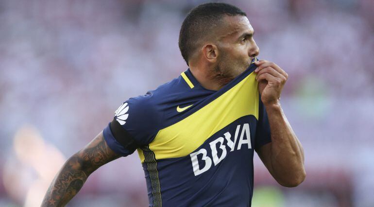 Tévez celebra uno de los goles de Boca en El Monumental