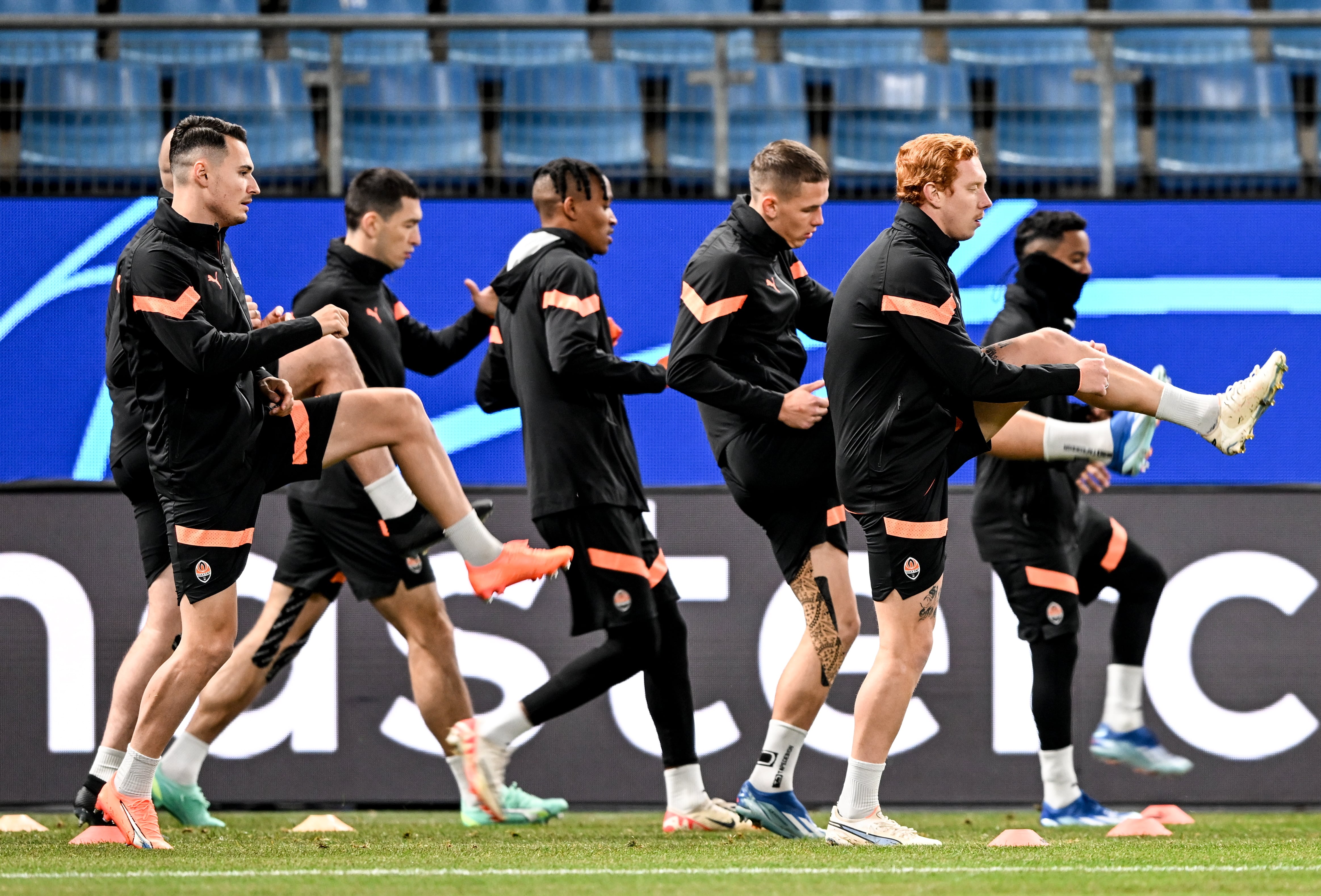 El Shakhtar Donetsk entrena en el Volksparkstadion el día antes de su encuentro de la jornada 4 de la Champions contra el Barça