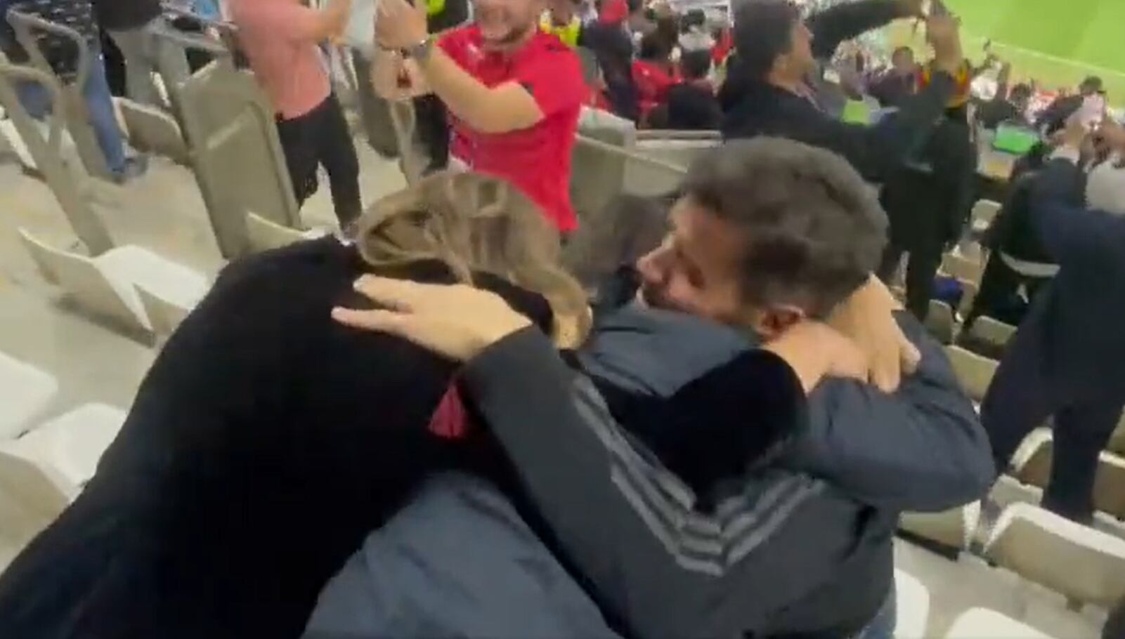 Verónica Brunati se funde en un abrazo con sus compañeros en la final del Mundial