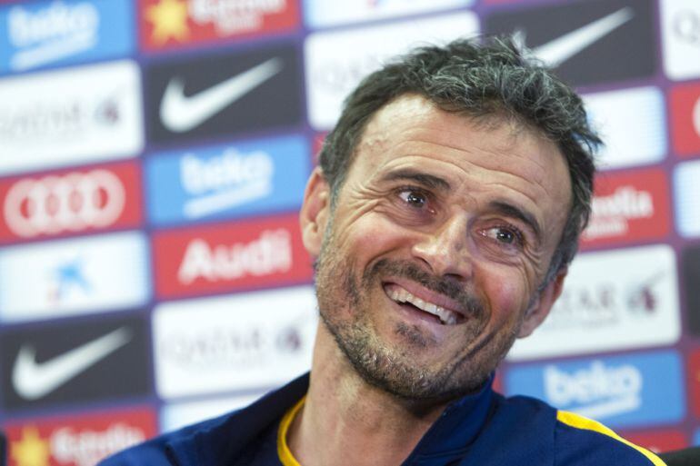 Luis Enrique sonríe en la sala de prensa