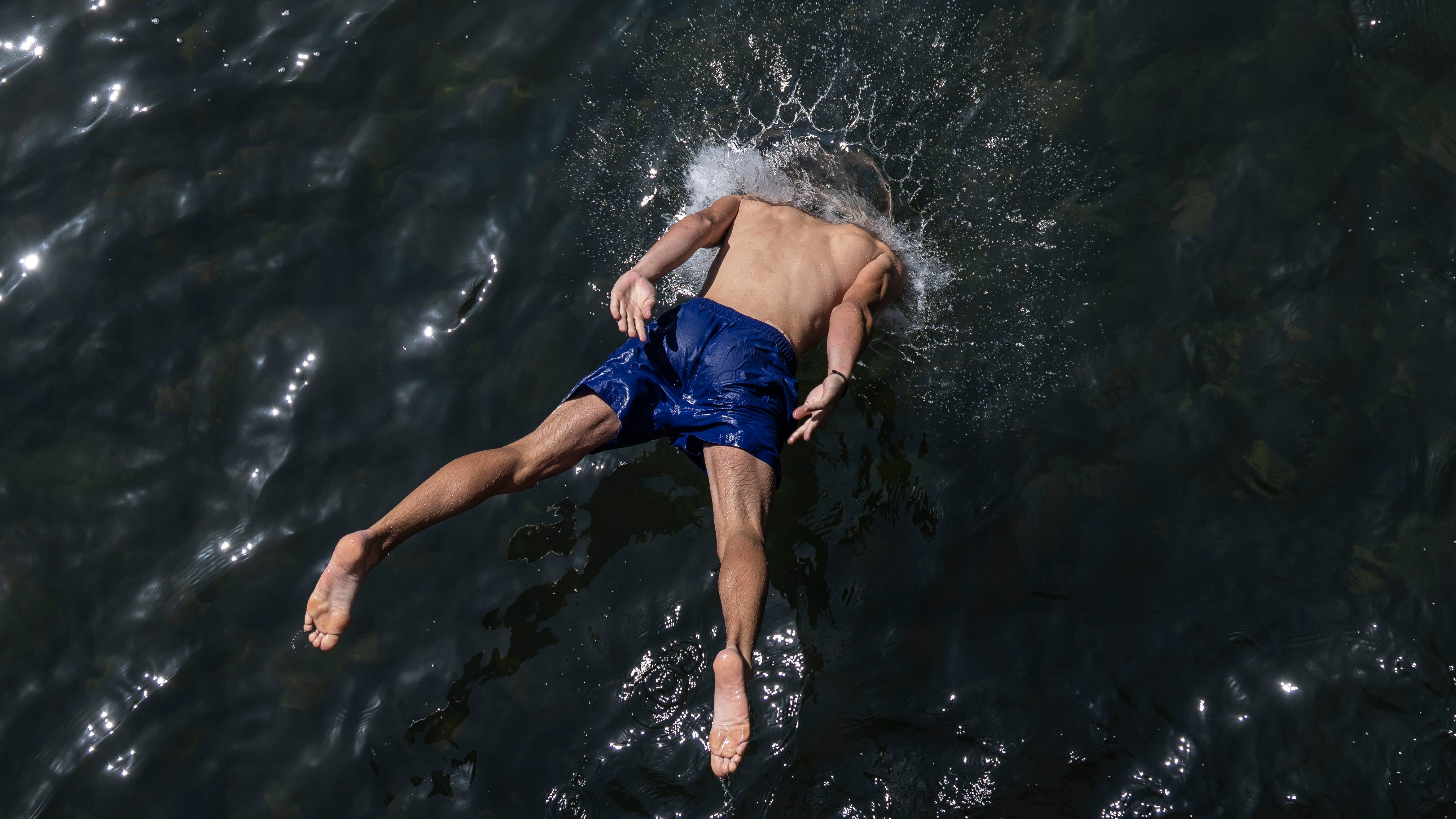 -FOTODELDÍA- CABEZÓN DE LA SAL (CANTABRIA), 11/08/2024.- Una persona se baña en el parque de Santa Lucía este domingo en la localidad cántabra de Cabezón de la Sal, en cuya comunidad la AEMET ha activado el aviso rojo por altas temperaturas. EFE/Pedro Puente Hoyos
