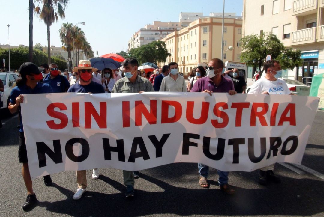 Cientos de personas han salido a la calle en Cádiz para apoyar al sector aeroespacial en la provincial de Cádiz