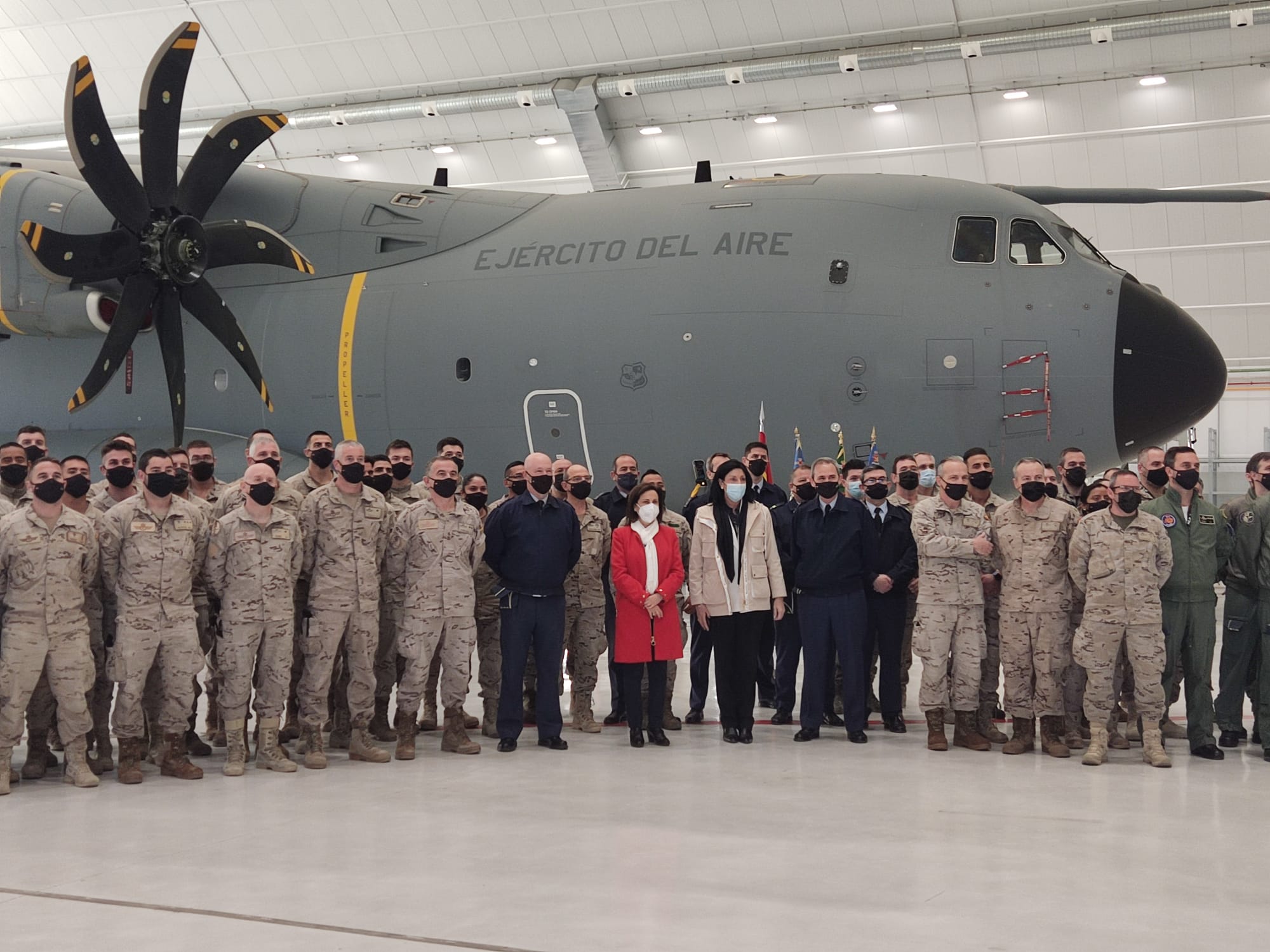 La ministra de Defensa, Margarita Robles, durante su visita a la Base Aérea de Zaragoza