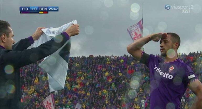 Víctor Hugo celebra su gol haciendo el gesto de saludo a un capitán frente a la camiseta del fallecido Davide Astori