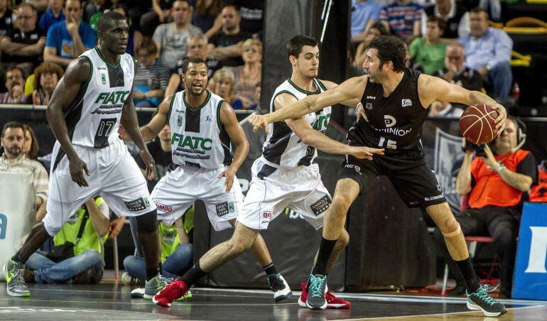 GRA581. BILBAO, 02/05/2015.- El alero del Dominion Bilbao Basket Álex Mumbrú (d) controla el balón ante el pívot senegalés Sitapha Savané (i), el base estadounidense Demond Mallet (2i), y el escolta Alberto Abalde (2d), del FIATC Joventut, durante el partido de la trigésimo primera jornada de la Liga ACB que se disputa hoy en el Bilbao Arena. EFE/Miguel Toña