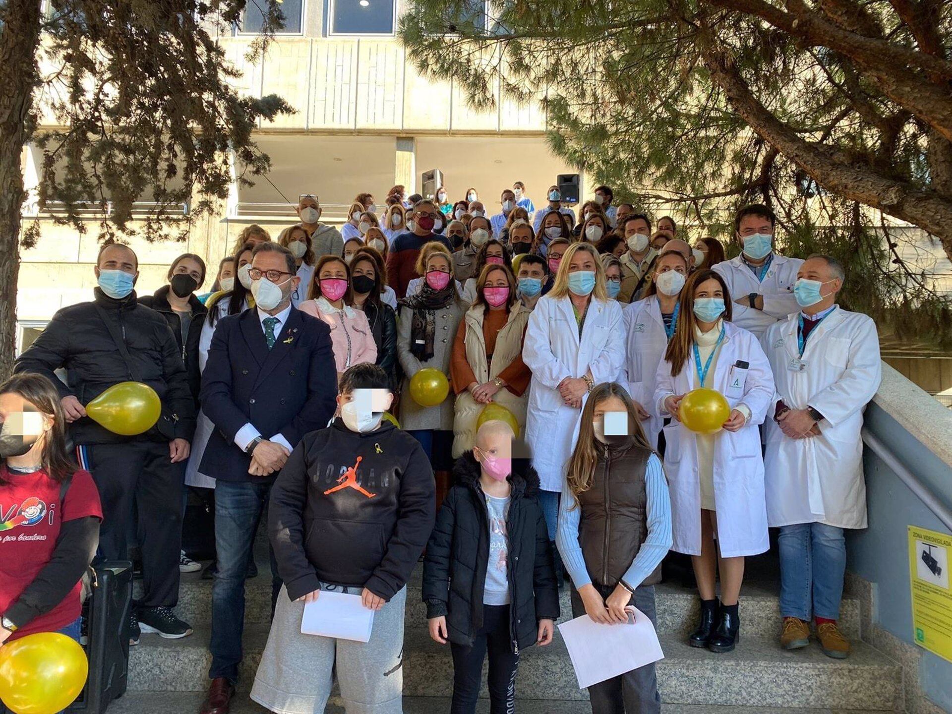 Al acto de apoyo a familiares y niños en proceso oncológico atendidos en el hospital Materno han acudido las entidades que colaboran con el centro sanitario: la Fundación Olivares, AVOI, Aspanoma, Fundación Infantil Casa Ronald Mc'Donald, Fundación Cesare Scariolo, AECC, Cudeca, Asamma, Fmaec,Área de Derechos Sociales del Ayuntamiento de Málaga y el delegado de Salud y Familias en Málaga, Carlos Bautista