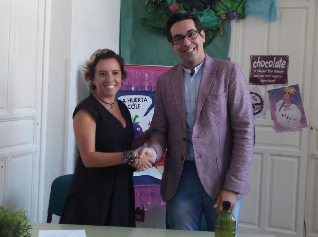 Luis Hidalgo junto a la consejera Adela Martínez-Cachá durante la firma de un convenio para fomentar los hábitos saludables en los centros educativos