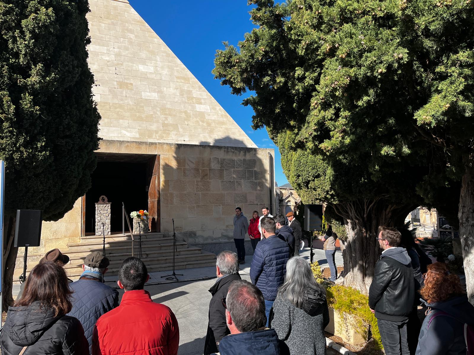 Un momento del homenaje a Isabel-Clara Simó celebrado en el cementerio de Alcoy.