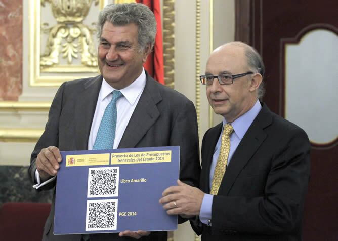 El ministro de Hacienda y Administraciones Públicas, Cristóbal Montoro, ha entregado al presidente del Congreso, Jesús Posada, el proyecto de ley de Presupuestos Generales del Estado para 2014