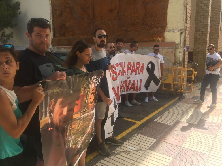 Varias personas se han concentrado en los Juzgados para pedir justicia