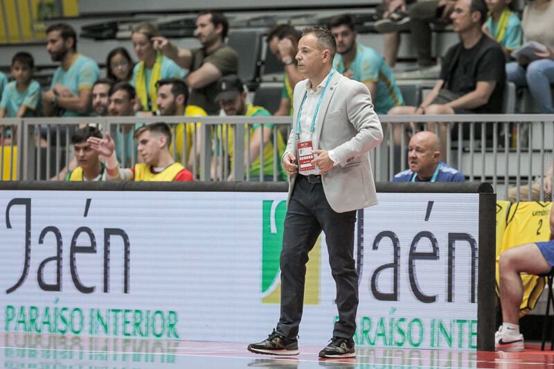 Tete Borrego, dirigiendo un partido desde la banda