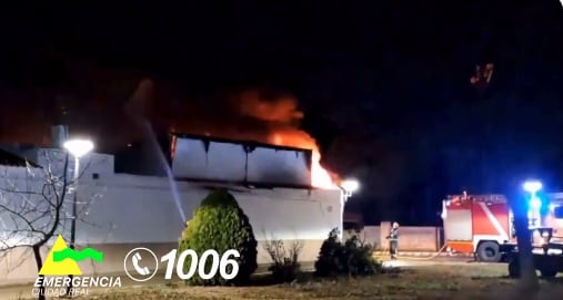 Incendio de un tractor en un patio en la localidad de Villalva de Calatrava