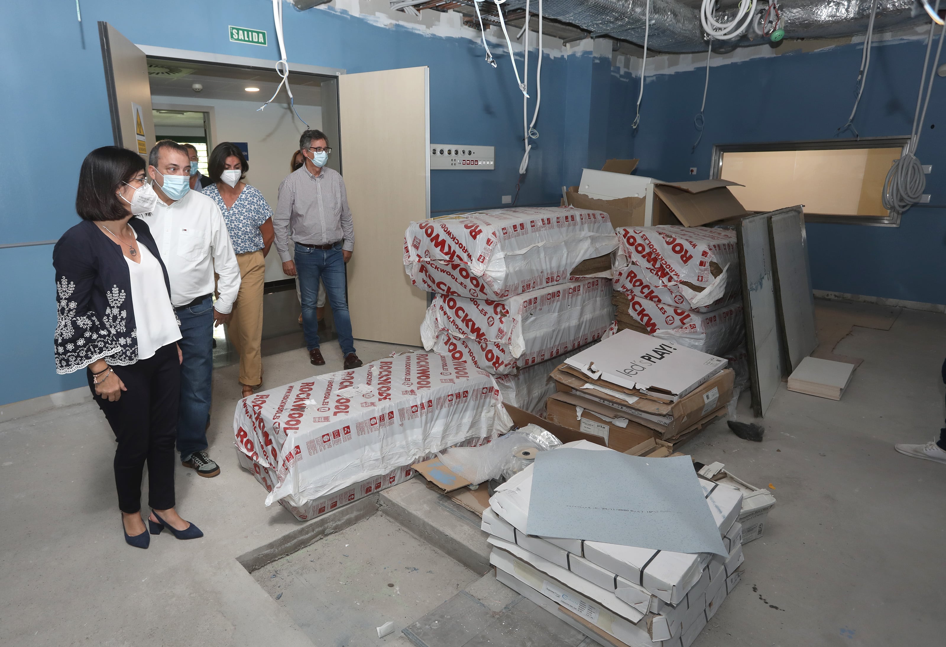 ARRECIFE (LANZAROTE), 15/10/2022.- La ministra de Sanidad, Carolina Darias (i), visita este sábado el Hospital Doctor Molina Orosa de Arrecife, Lanzarote. Durante su visita ha estado acompañada por el director del hospital, José Luis Aparicio (2i); Noelia Umpiérrez (d), directora del área de salud de Lanzarote y Juan Ramón Pérez (d), director insular en la unidad de hemodinámica. EFE/ Adriel Perdomo
