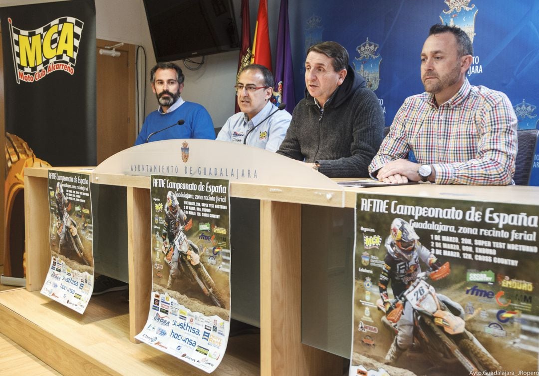 (De izquierda a derecha) Andrés Somolinos, coordinador RFEM, Juan Blanco, presidente Moto Club Alcarreño, Eladio Freijo, concejal deportes y Roberto Gómez, vicepresidente Moto Club Alcarreño en el acto de presentación del evento.