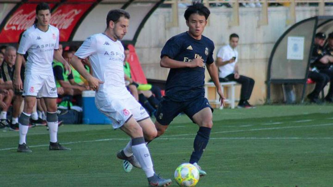 Castañeda ante Kubo, en el último amistoso celebrado en León