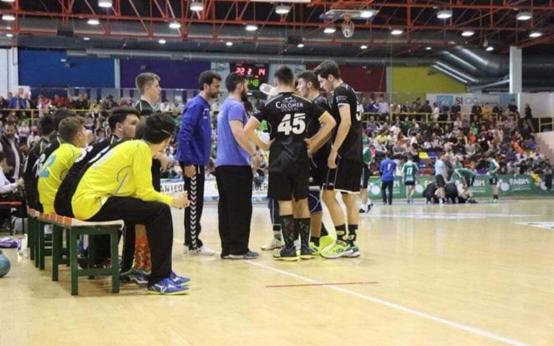 Ledesma dirigiendo al Cadete Masculino.