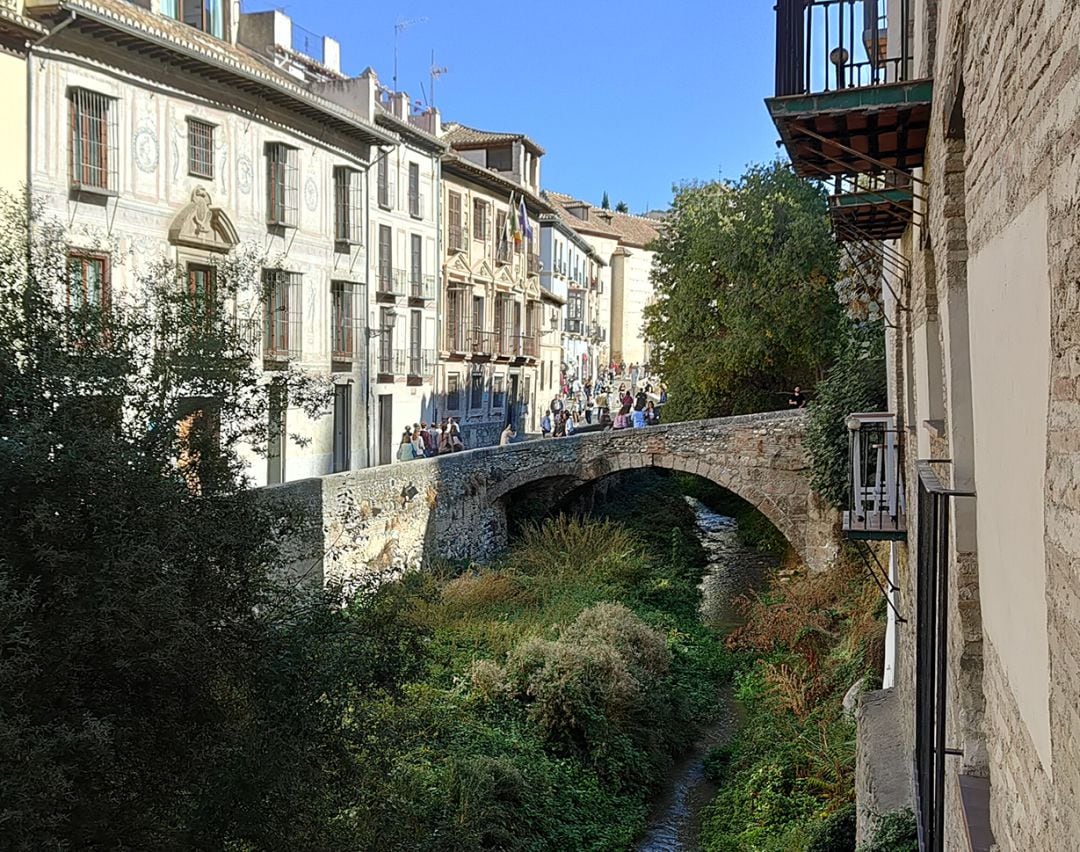 Turistas en la Carrera del Darro de Granada este mes de octubre de 2021