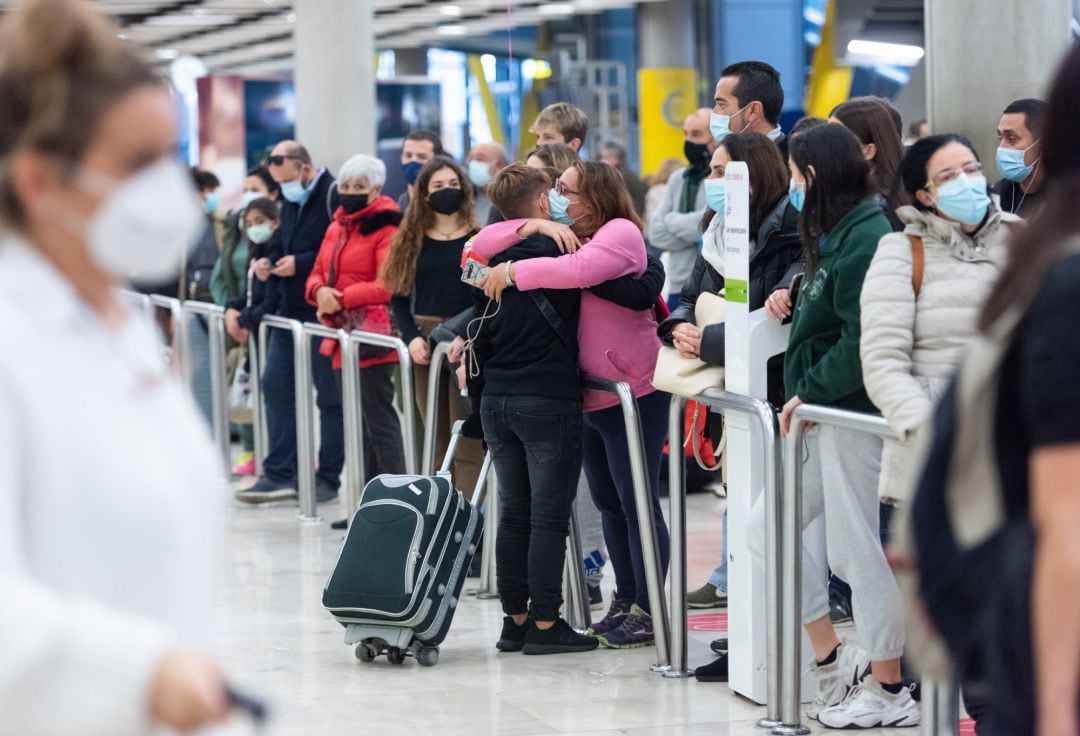 aeropuerto de Adolfo Suárez, un día previo a la Nochebuena, a 23 de diciembre de 2021, en Madrid (España)