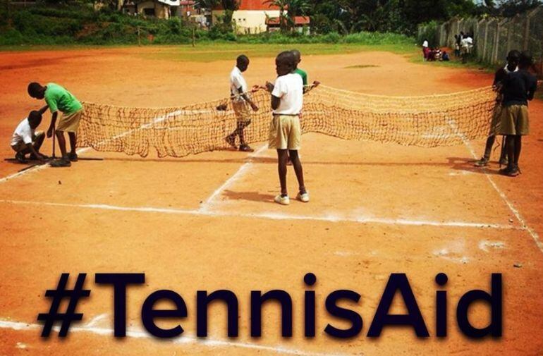 Varios niños se afanan en montar una pista de tenis en África