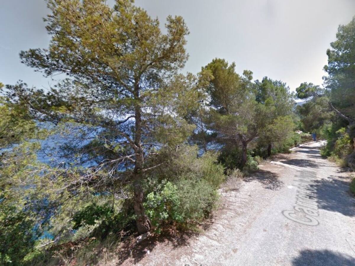 Fallece un hombre tras caer con su coche por un acantilado en Xàbia