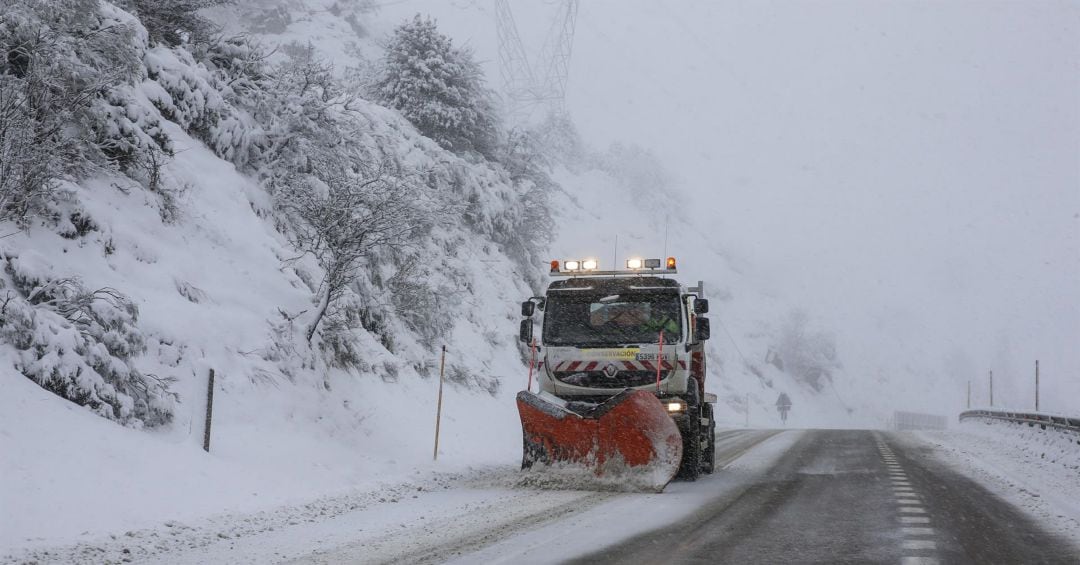 Máquina quitanieves en accesos a la Estación Invernal de Valgrande Pajares.