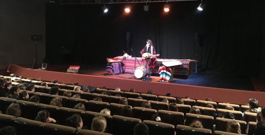 Alumnos murcianos asisten a la audición de Pablo Nahual en el Aula de  Cultura de la CAM en Murcia.