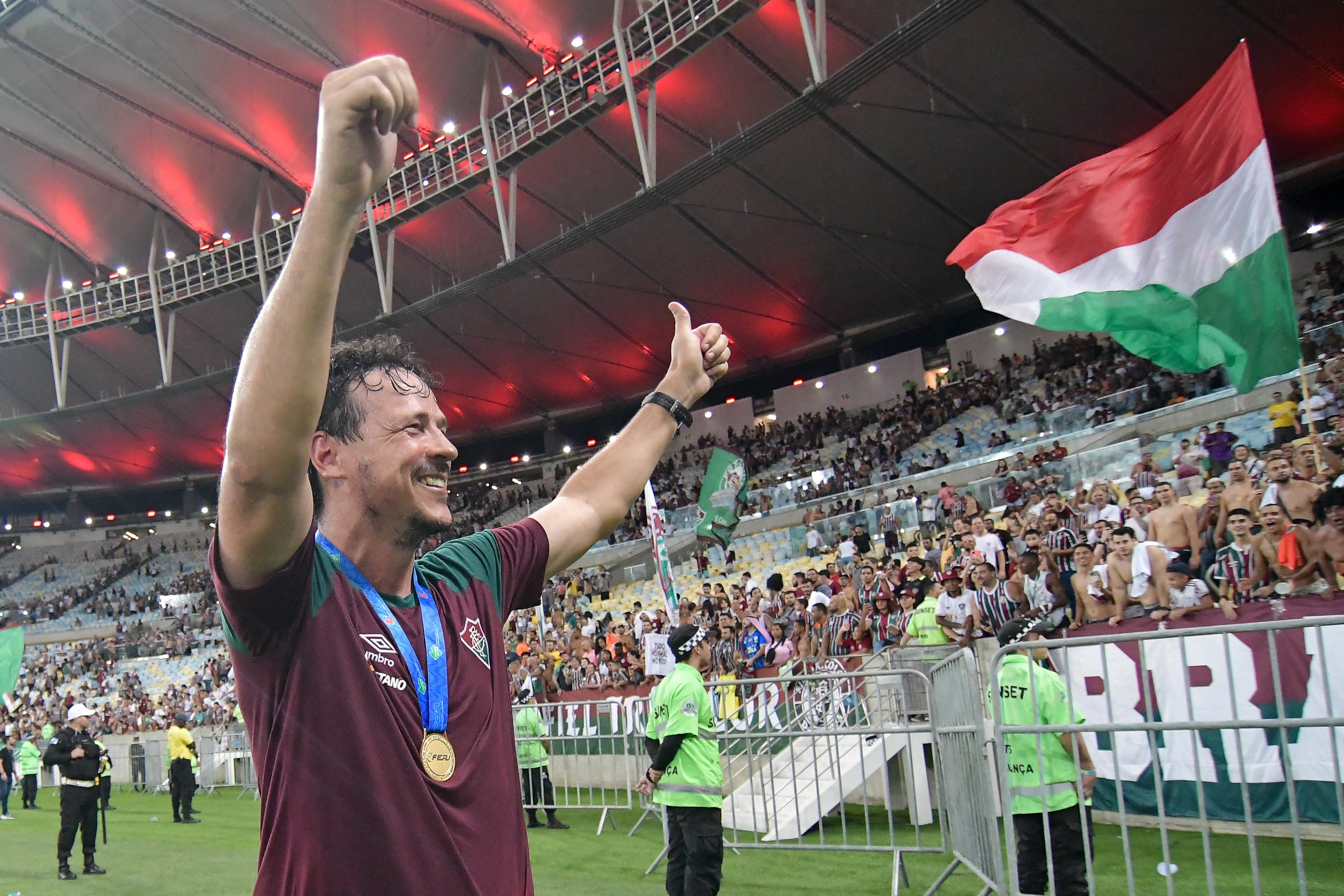 Fernando Diniz celebra el título con la afición de Fluminense.