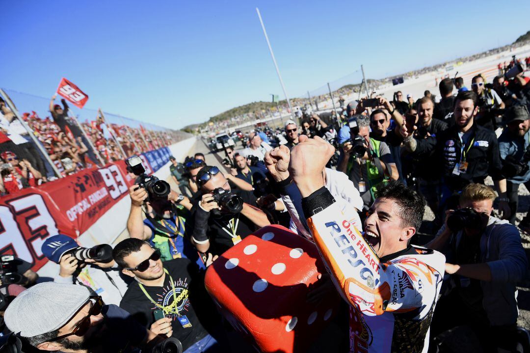 Marc Márquez celebra un Mundial en Cheste.