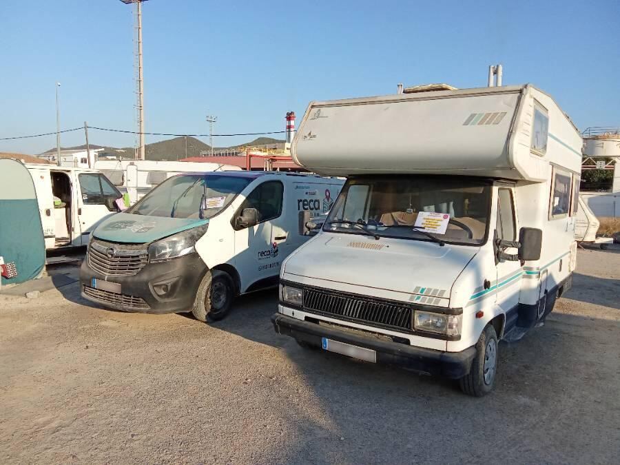 Imagen de las caravanas y los carteles informativos