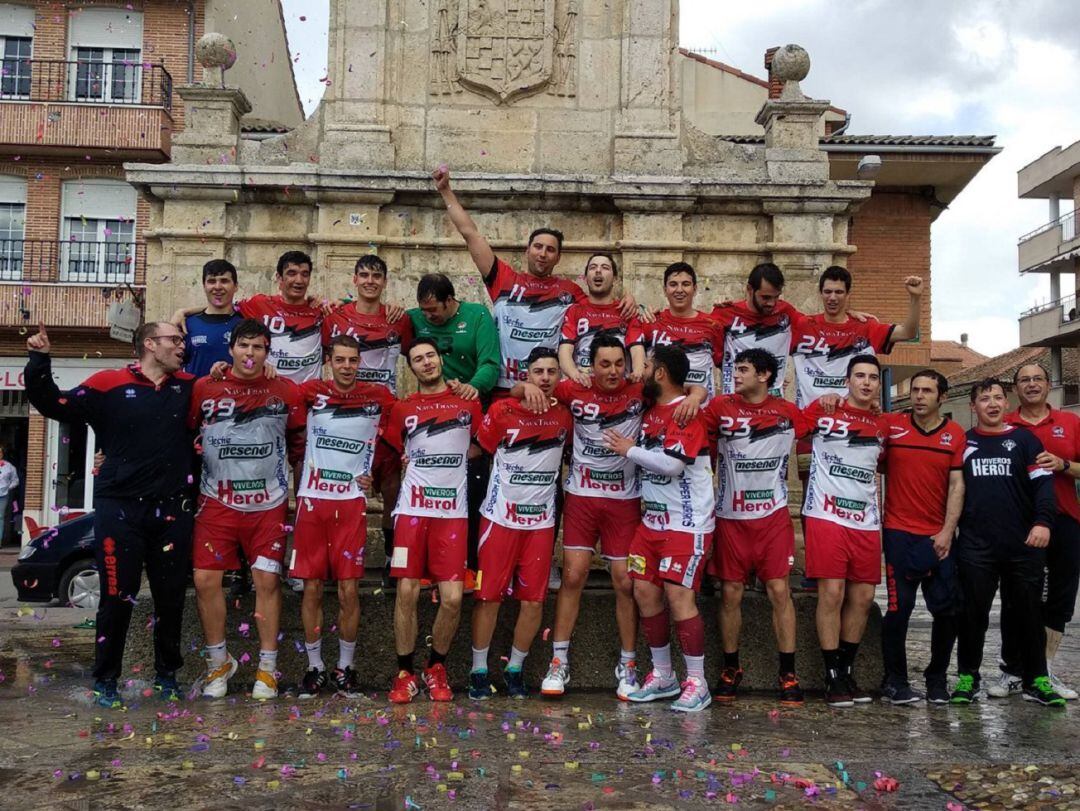 Celebración de Balonmano Nava tras el título de Segunda División