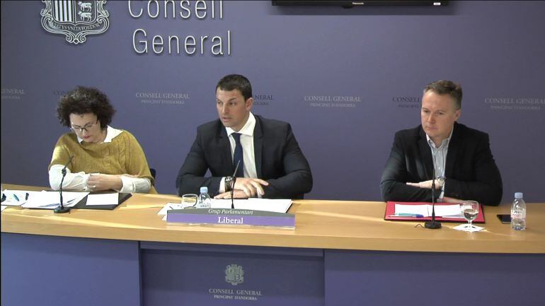 Els tres consellers del grup parlamentari liberal durant la roda de premsa de presentació de les 71 esmenes presentades al projecte de Pressupost del 2018