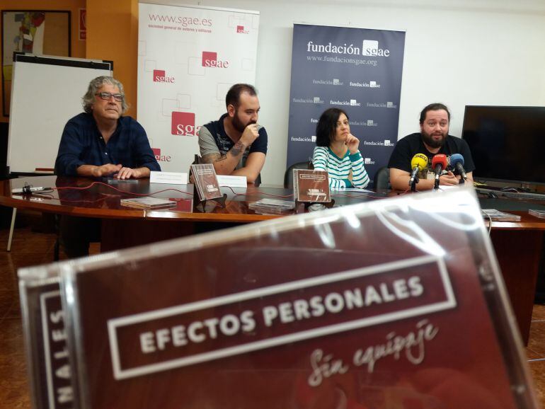 De izquierda a derecha, Alberto Toyos (Director de &quot;Los 40 Asturias&quot;), Víctor de la Cera (bajista del grupo), Almudena Cueto (Directora del Instituto Asturiano de la Mujer y Políticas de Juventud) y Dani García (Estudios Dynamita).