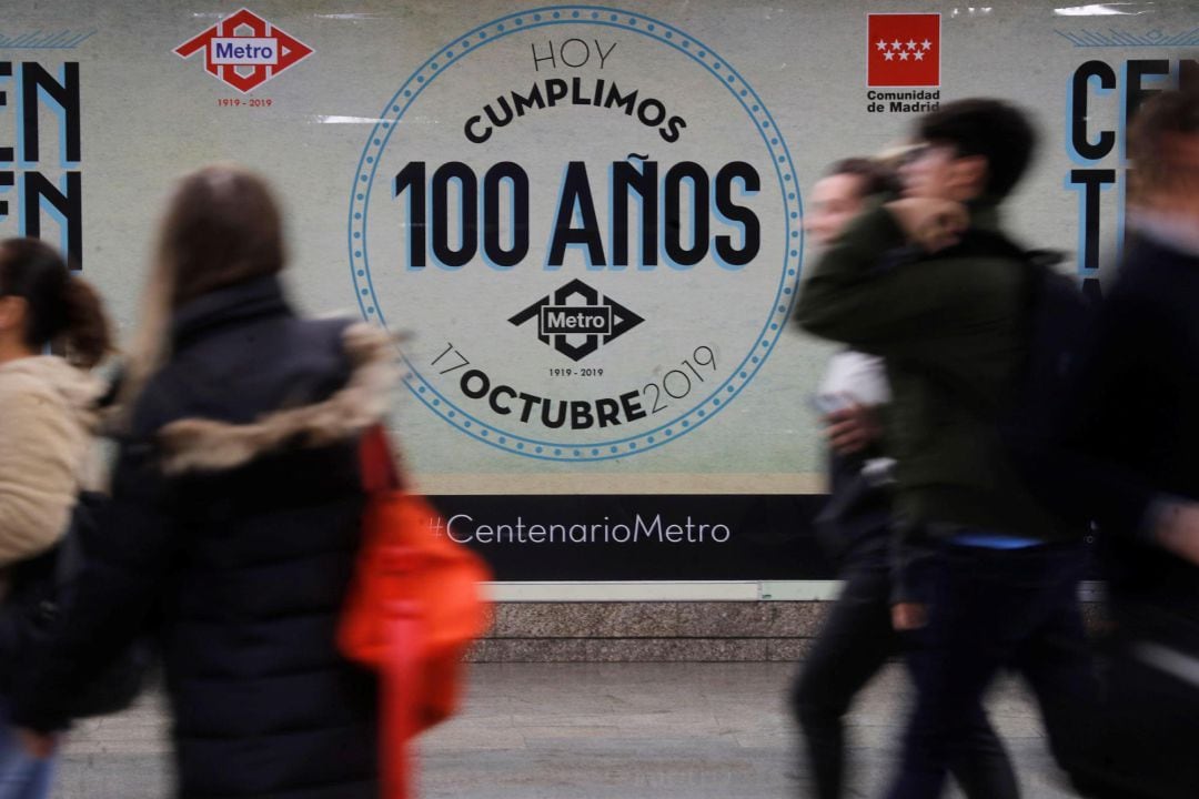 Vista de un cartel conmemorativo del Metro de Madrid durante la huelga de los maquinistas del suburbano.